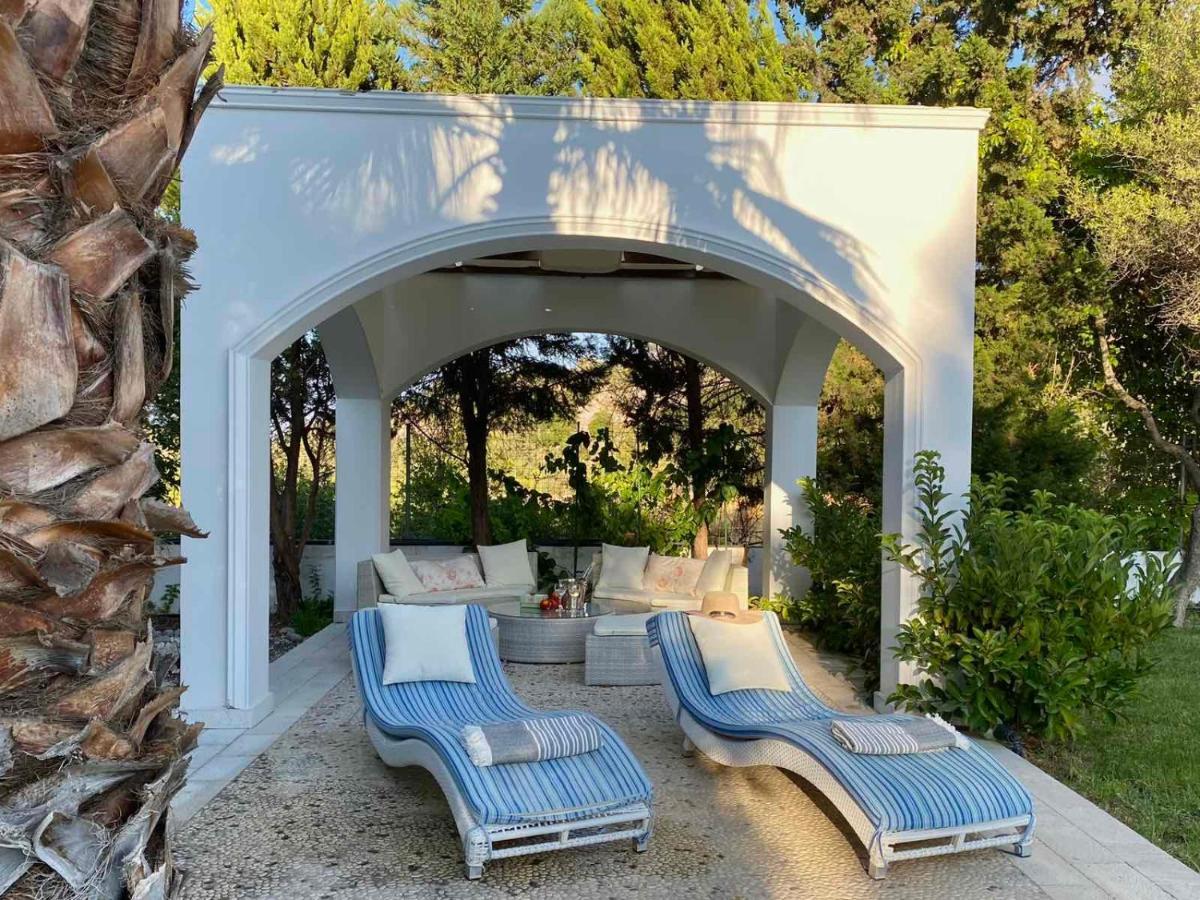 Sofia With Garden, Pool And Lounge Areas *
